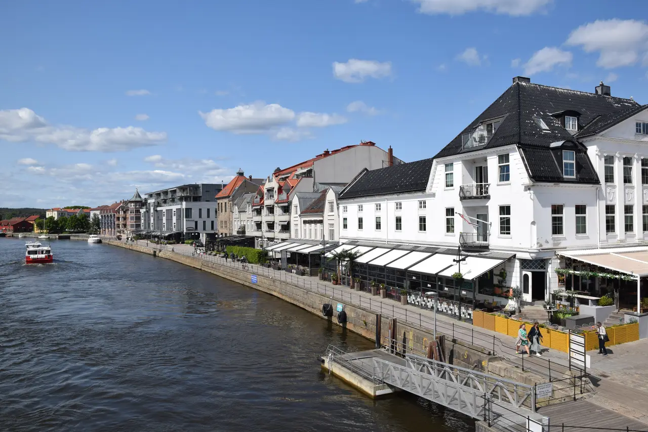 Brygga langs Glomma i Fredrikstad sentrum, med serveringssteder i gamle bygårder