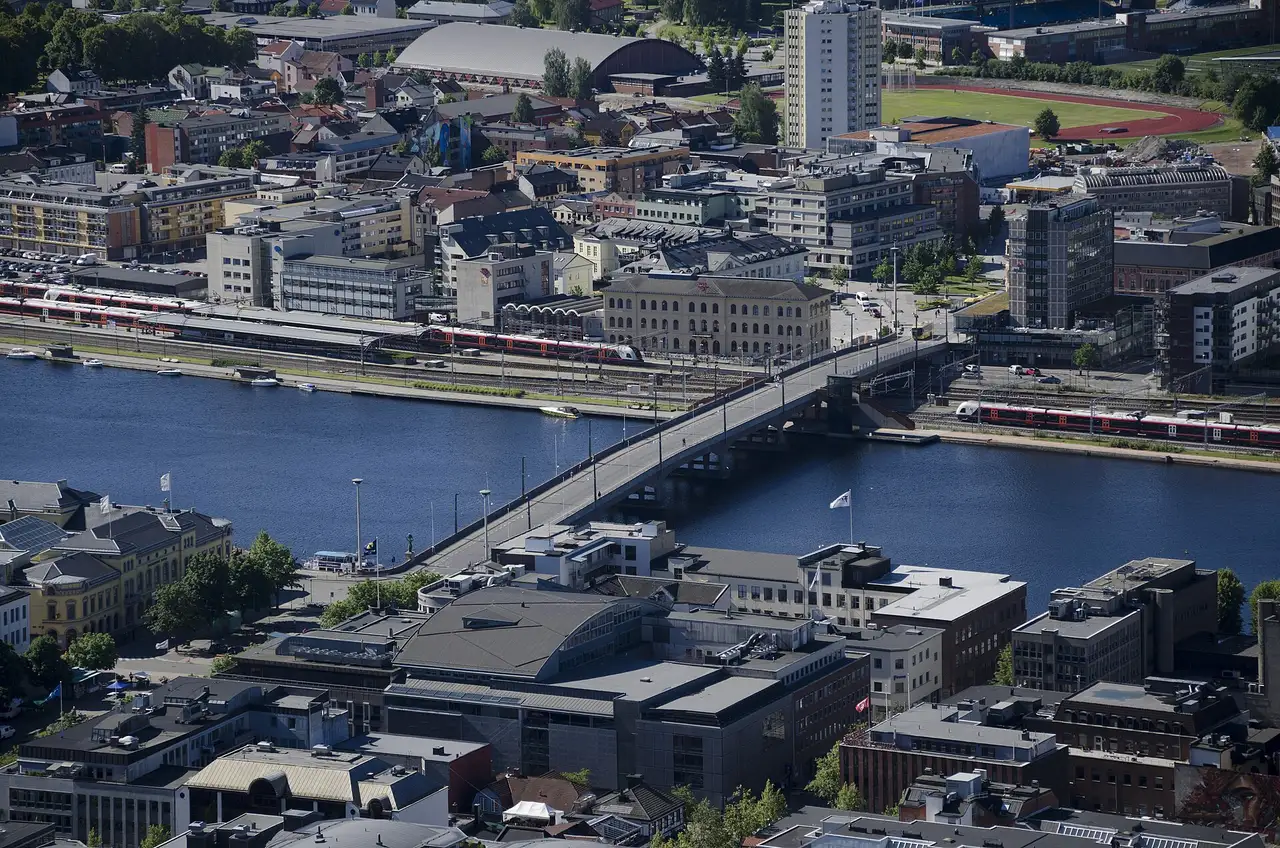 Drammen sentrum med Bybrua og elva, sett fra Spiraltoppen